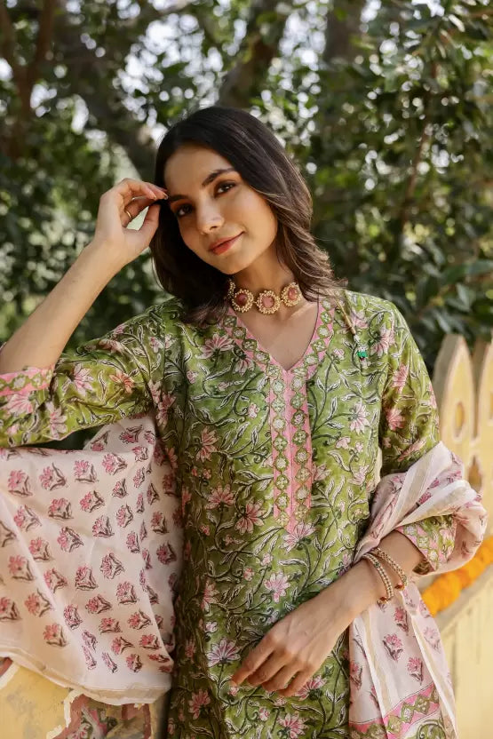 Women Green Cotton Blend Kurta Pant Dupatta Set