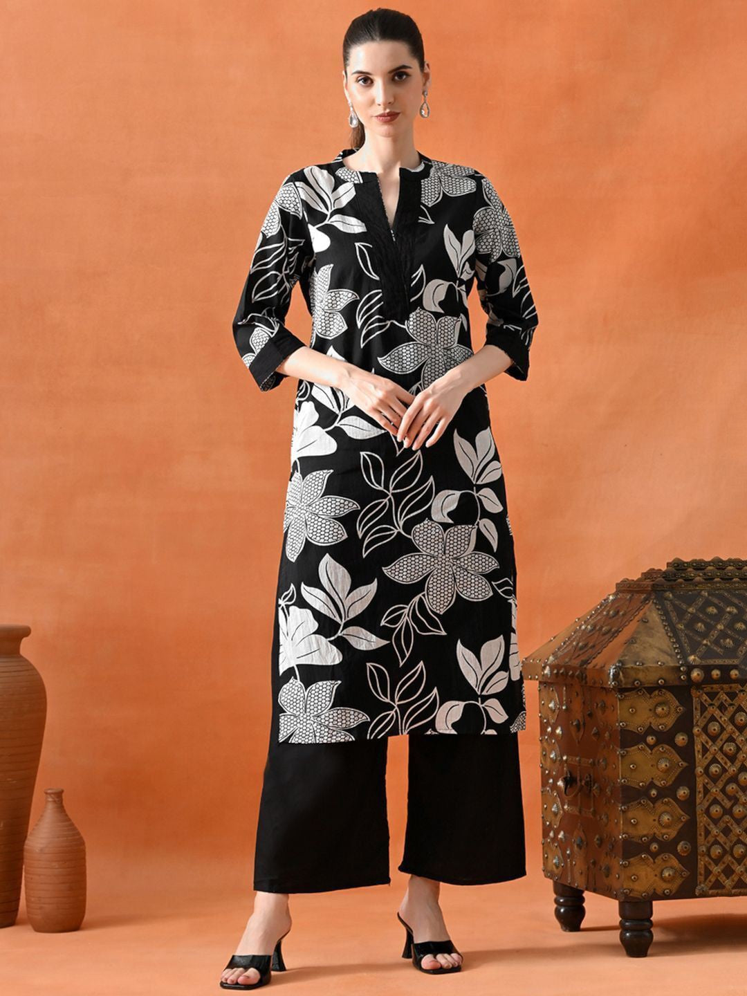 Women Floral Printed Cotton Kurta with Trousers