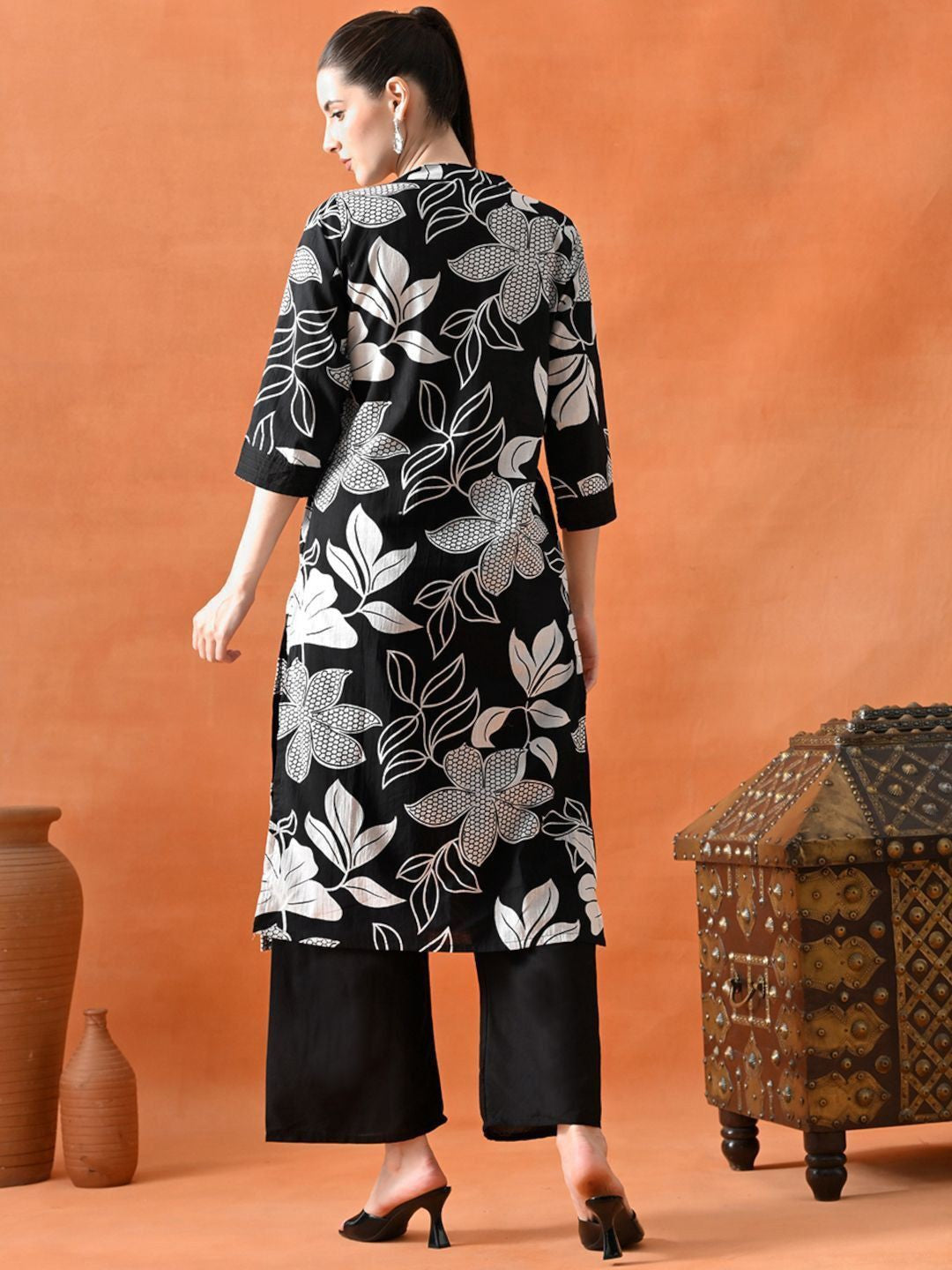 Women Floral Printed Cotton Kurta with Trousers