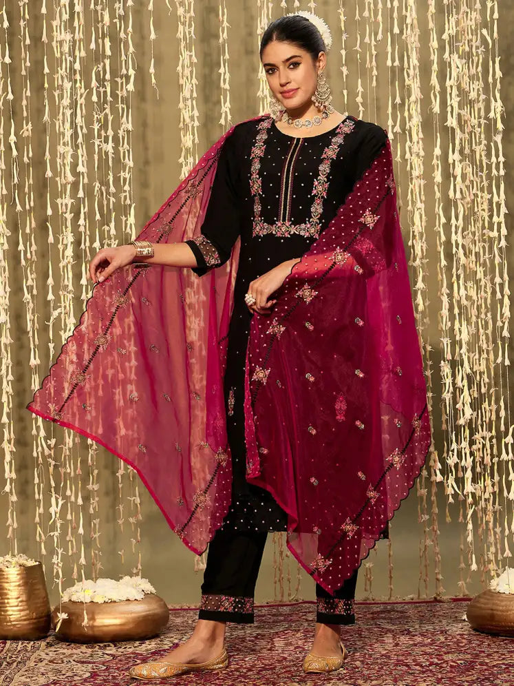 Women Silk Blend Kurta Pant Dupatta Set