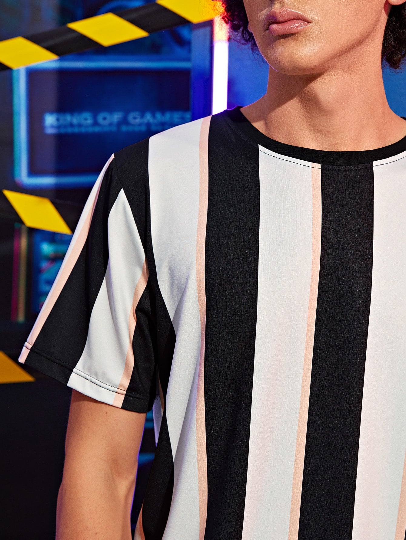 Men Vertical Striped Round Neck Tee
