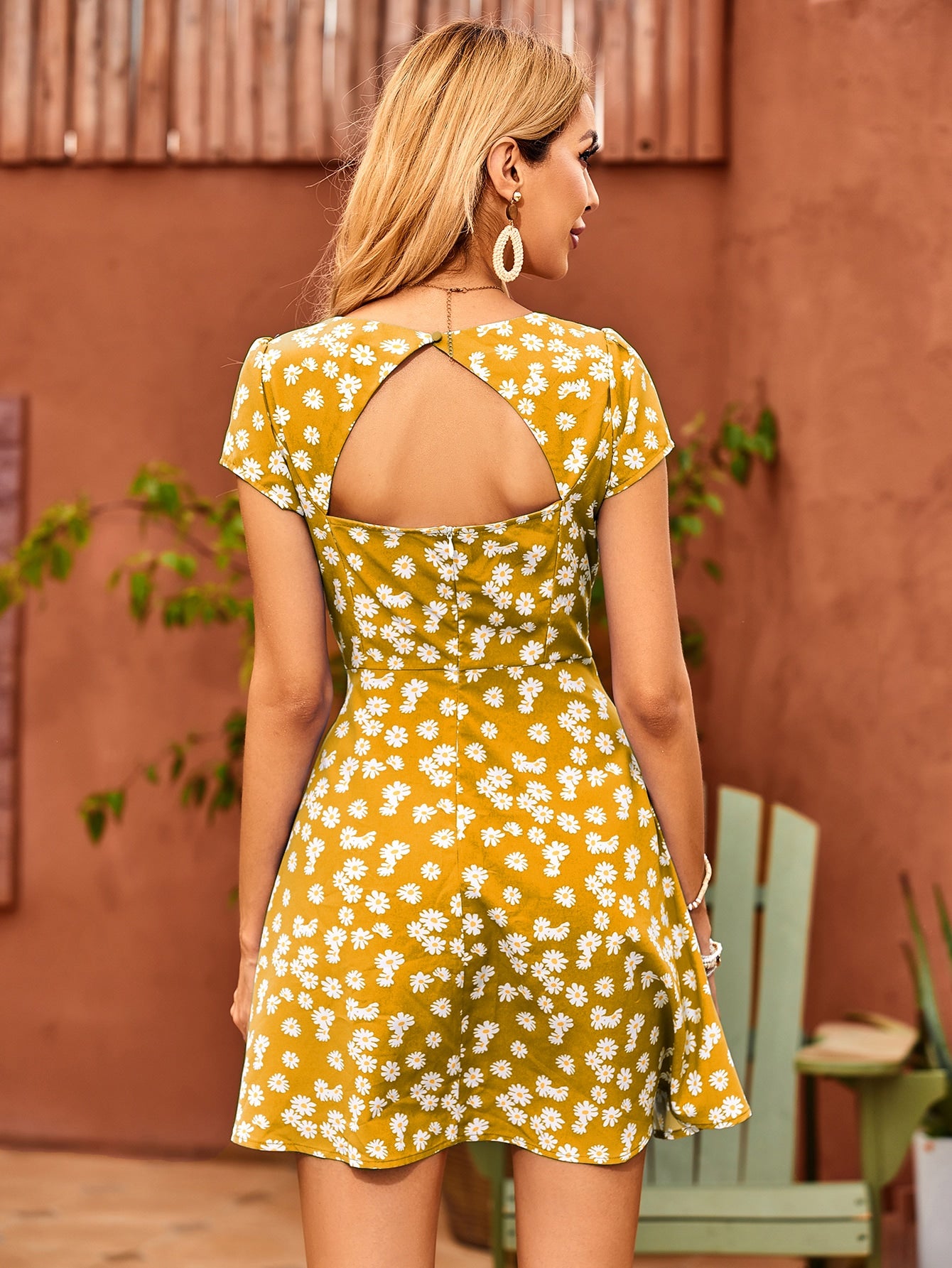 Daisy Floral Print Sweetheart Neck Peekaboo Back Dress