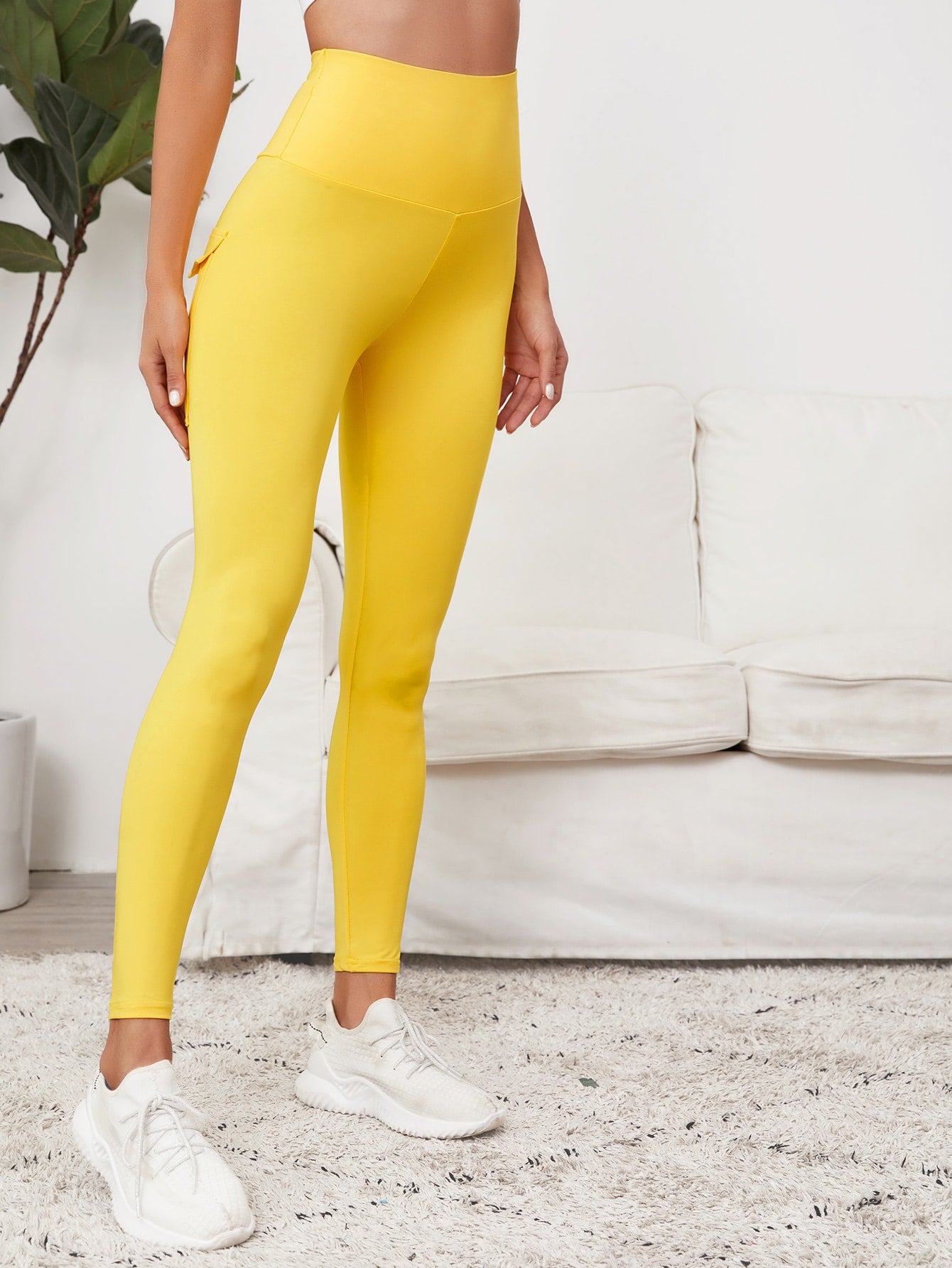 Flap Pocket Back Solid Sports Leggings