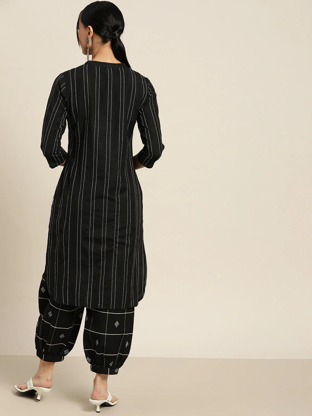 Women Black & White Embroidered Kurta Set