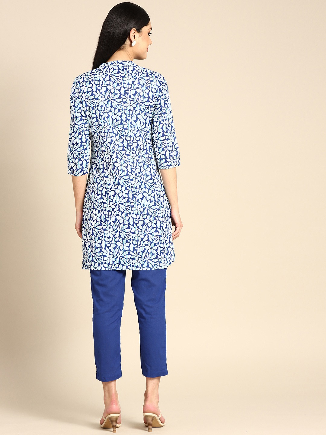 Women Blue Floral Printed Kurta with Trousers