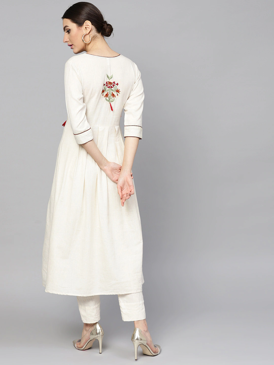 Women Off-White Embroidered Kurta Set