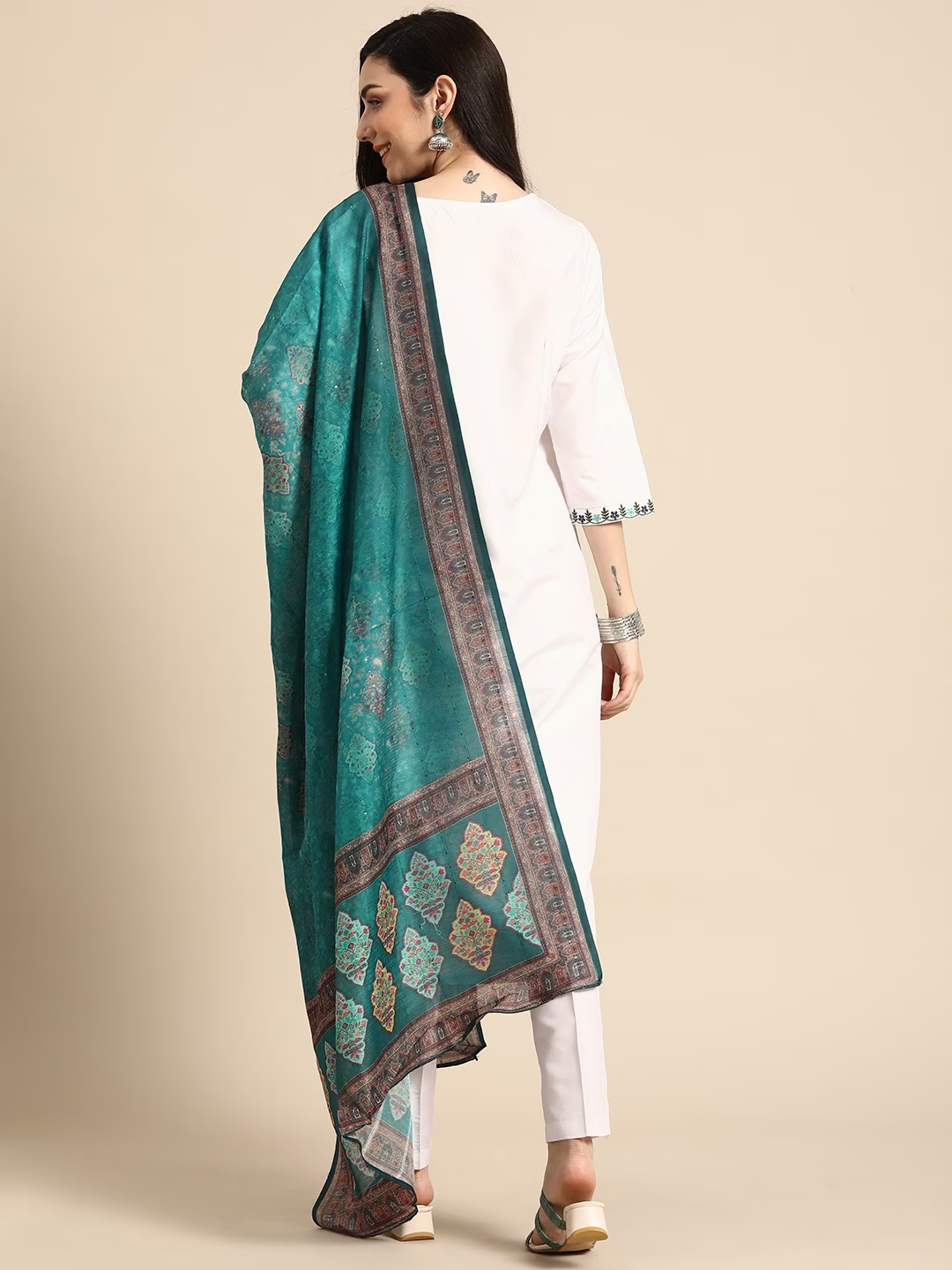 Women White & Blue Floral Embroidered Kurta Set