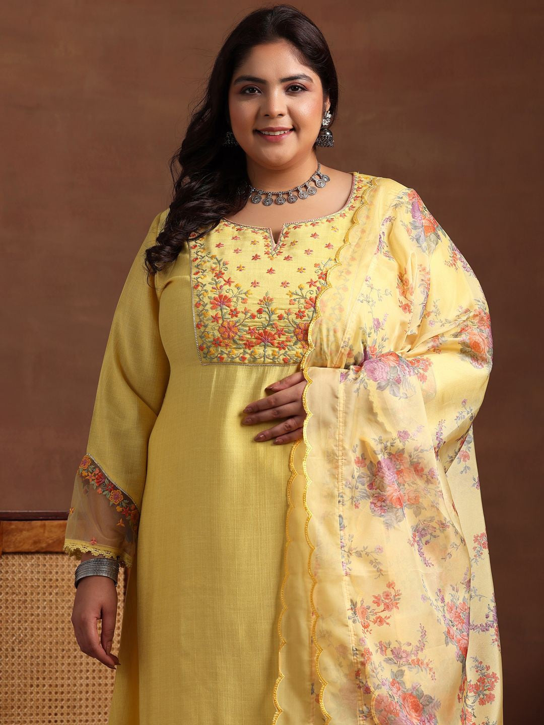 Plus Size Ethnic Motifs Thread Work Kurta & Trousers & Dupatta