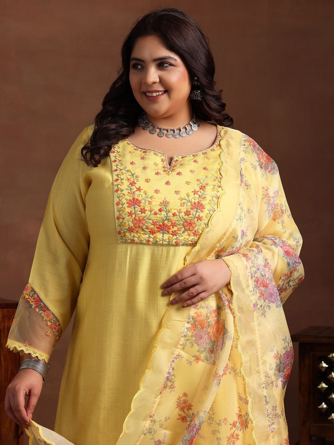 Plus Size Ethnic Motifs Thread Work Kurta & Trousers & Dupatta