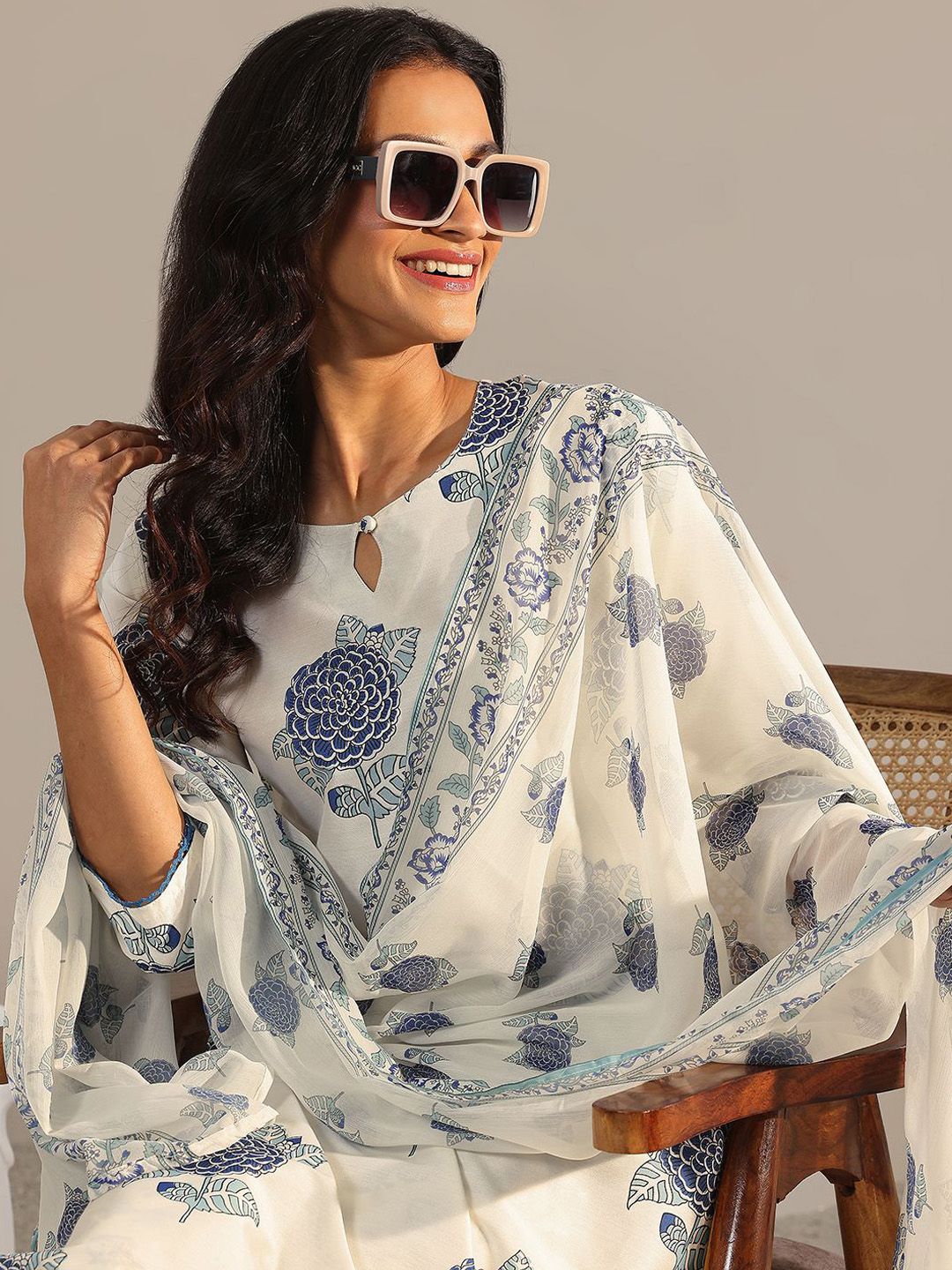 Women Floral Printed Regular Kurta with Trousers & With Dupatta