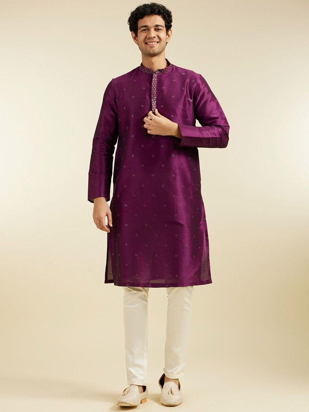 Floral Embroidered Mandarin Collar Sequinned Straight Kurta