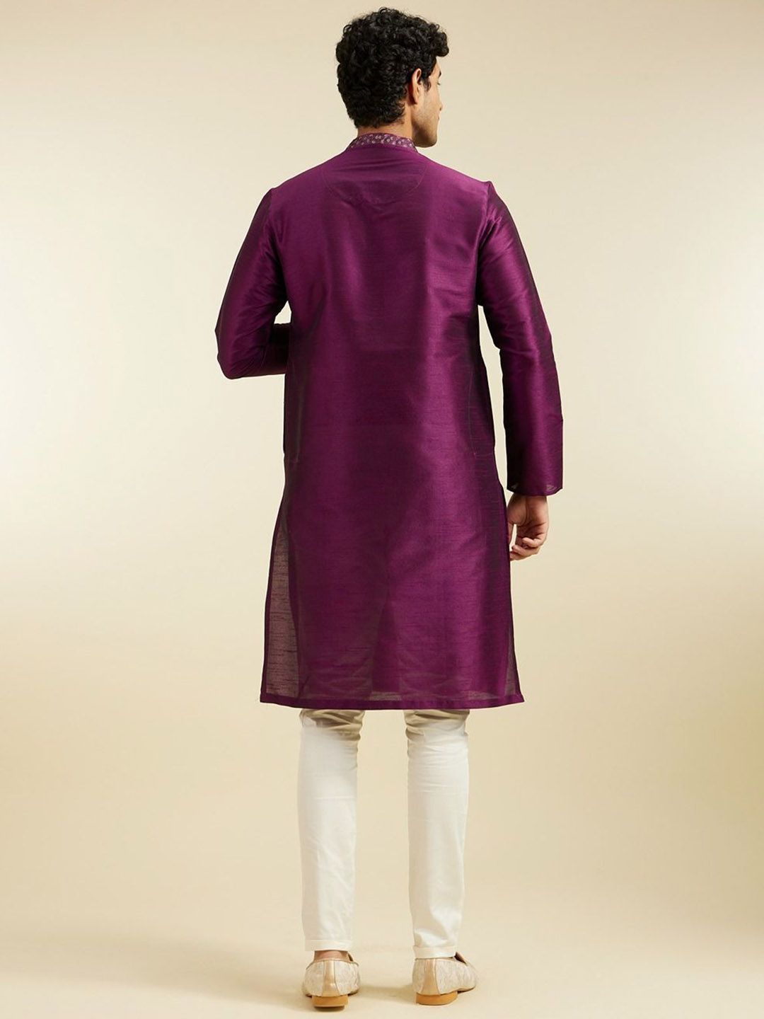 Floral Embroidered Mandarin Collar Sequinned Straight Kurta