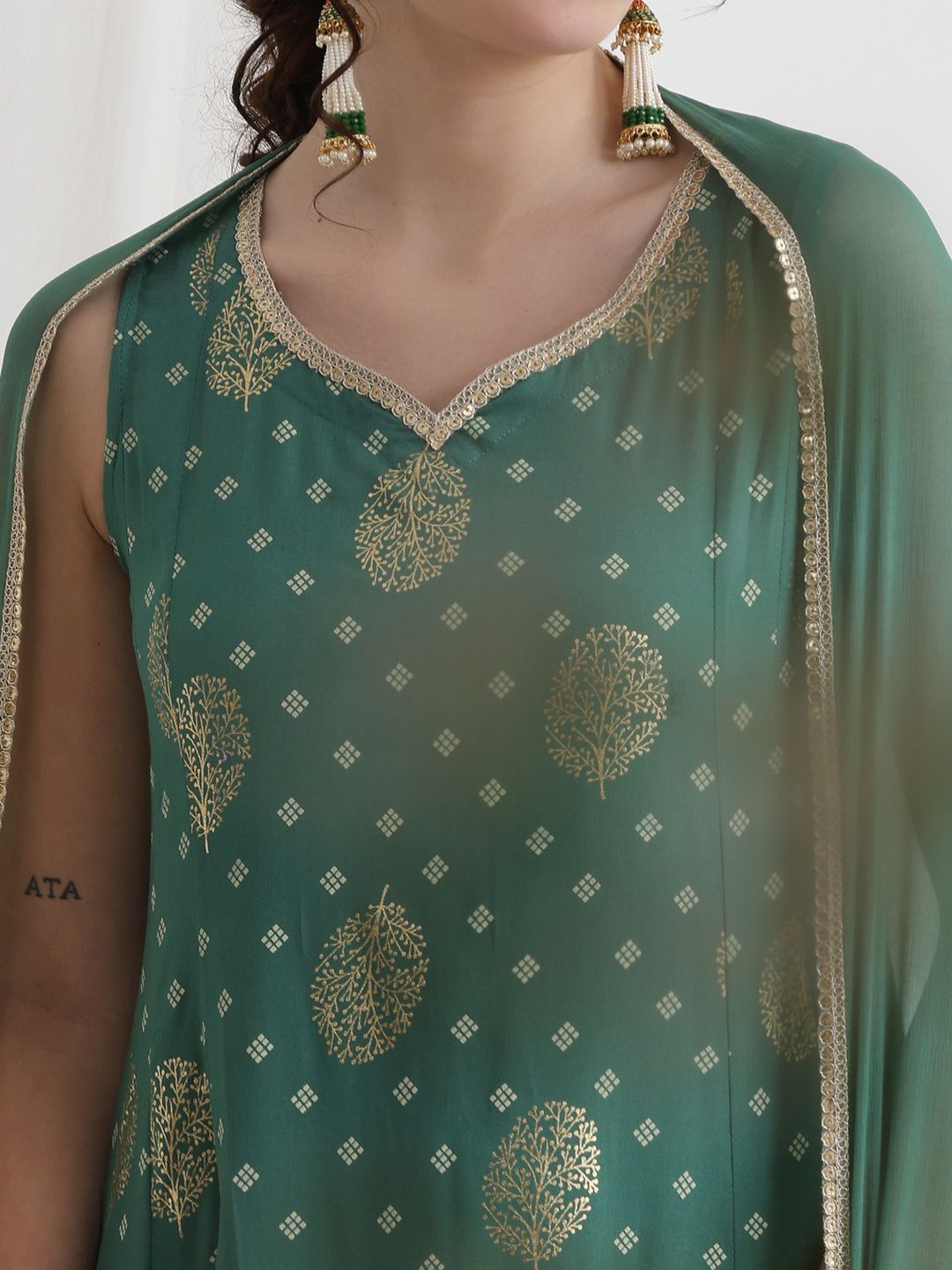 Floral Foil Printed Sweetheart Neck Kurta With Trousers & Dupatta