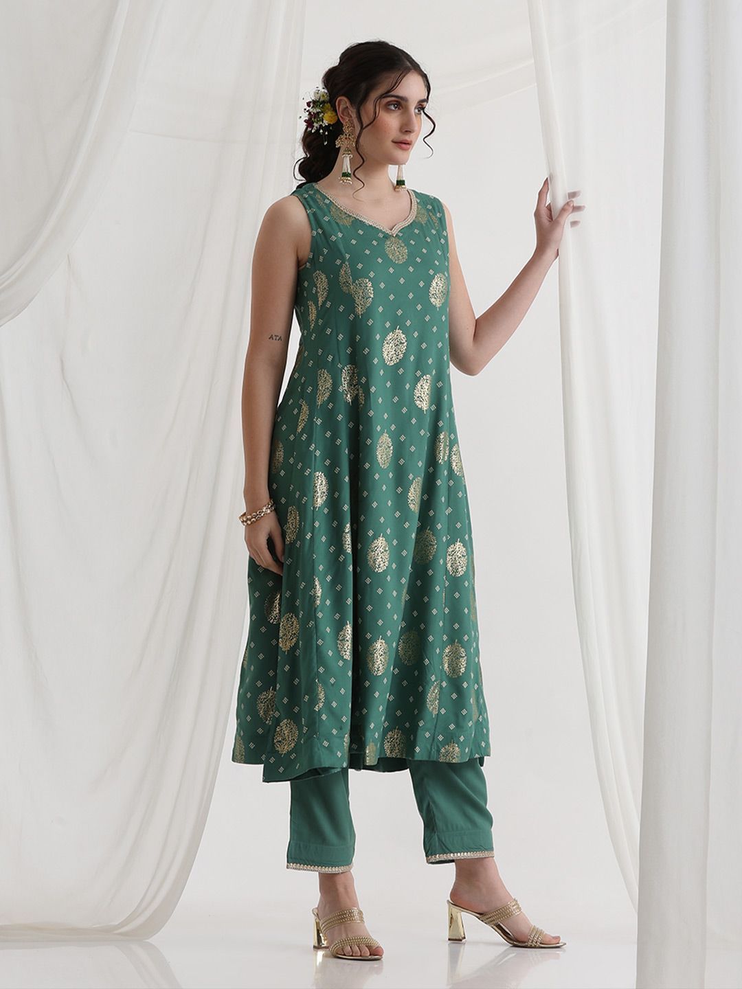 Floral Foil Printed Sweetheart Neck Kurta With Trousers & Dupatta