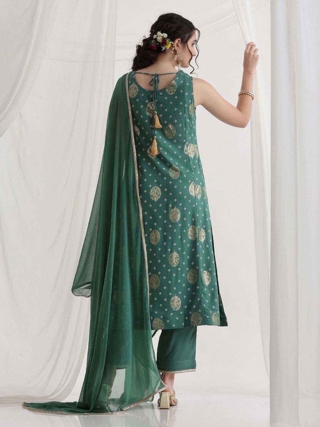 Floral Foil Printed Sweetheart Neck Kurta With Trousers & Dupatta