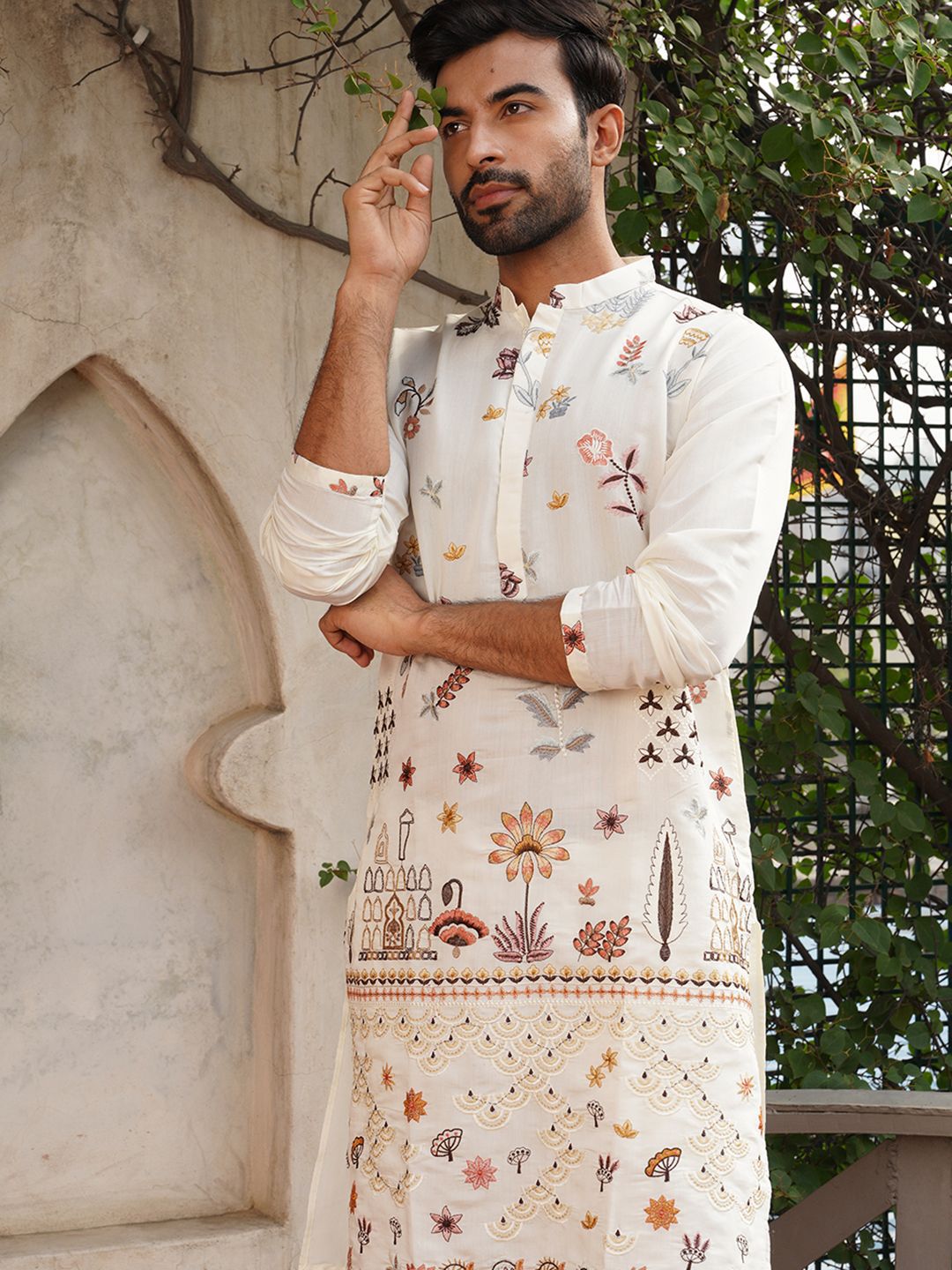 Men Floral Embroidered Mandarin Collar Straight Kurta