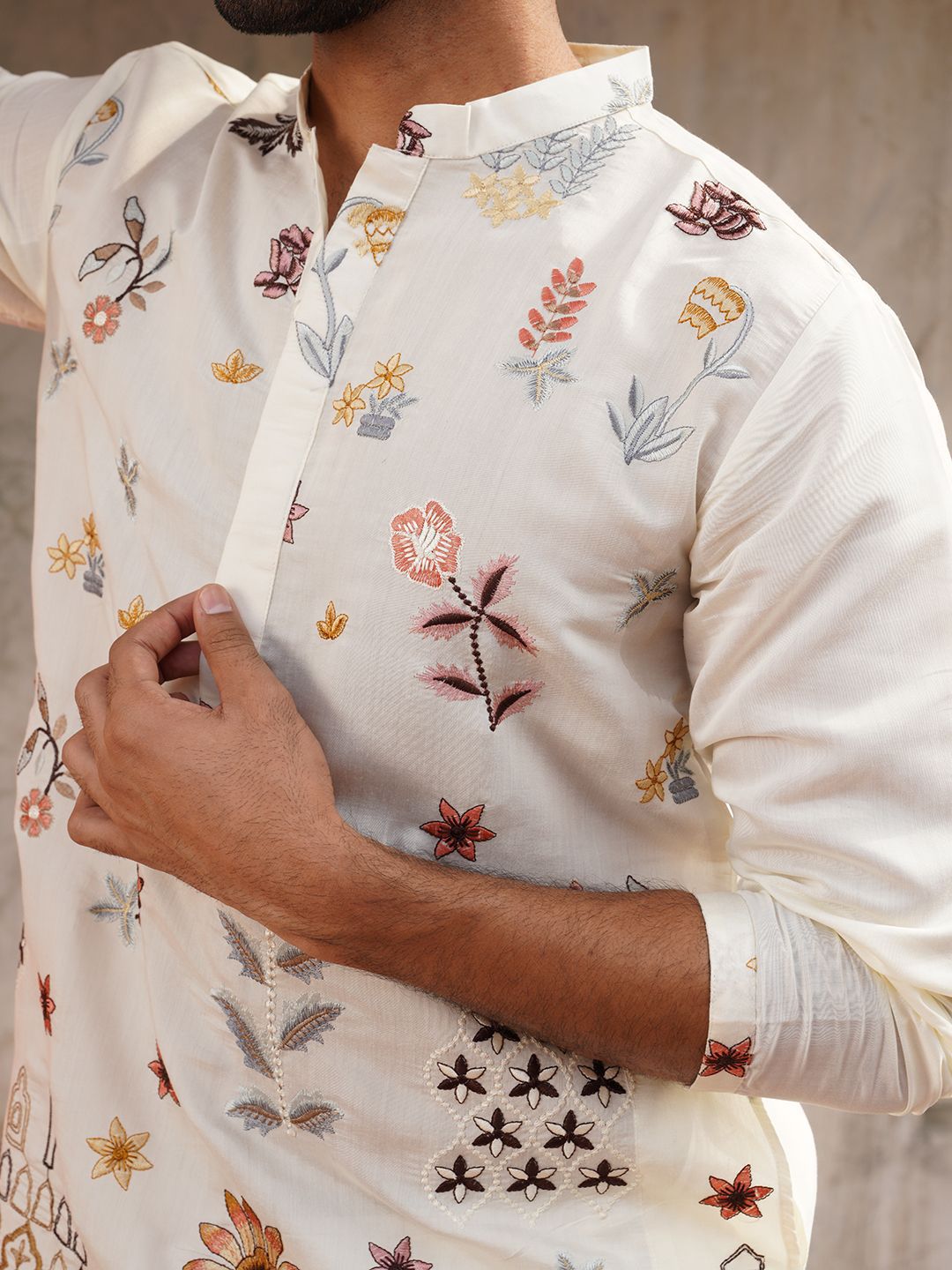 Men Floral Embroidered Mandarin Collar Straight Kurta