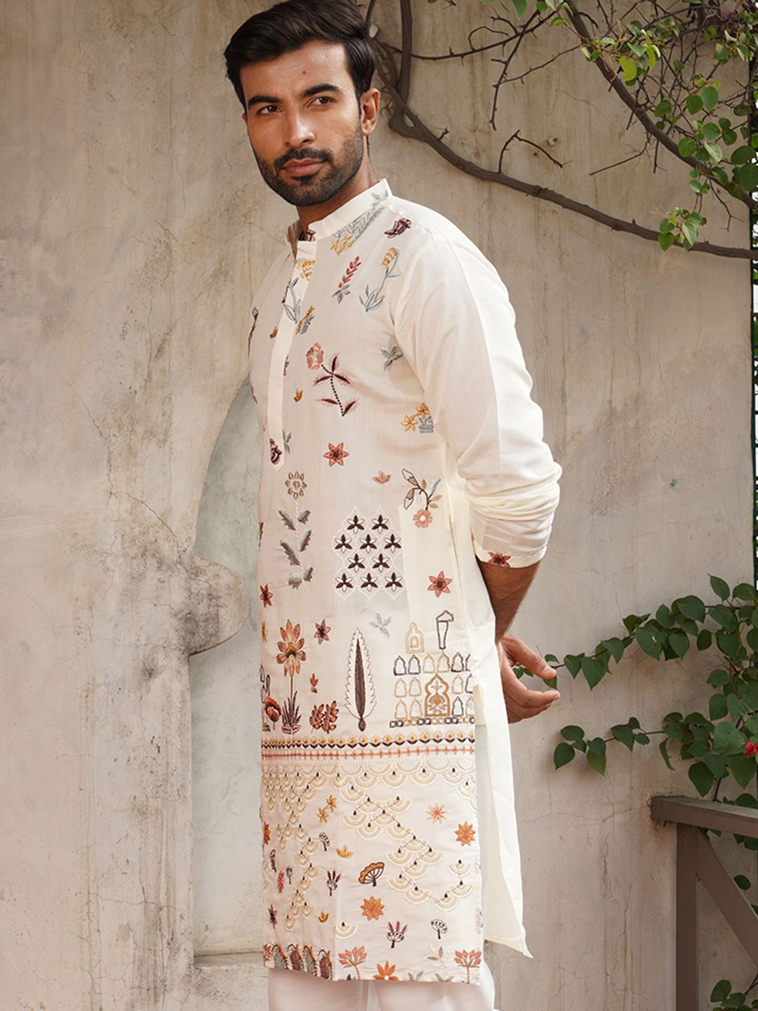 Men Floral Embroidered Mandarin Collar Straight Kurta