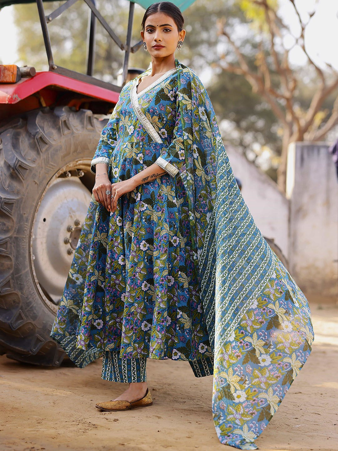 Women Floral Printed Regular Gotta Patti Pure Cotton Kurta with Trousers & With Dupatta