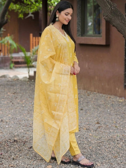 Women Ethnic Motifs Embroidered Regular Thread Work Kurta with Trousers & With Dupatta