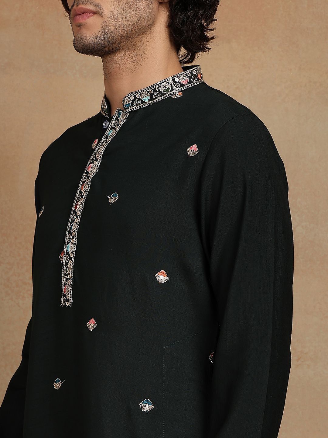 Men Embroidered Mandarin Collar Knee Length Straight Kurta