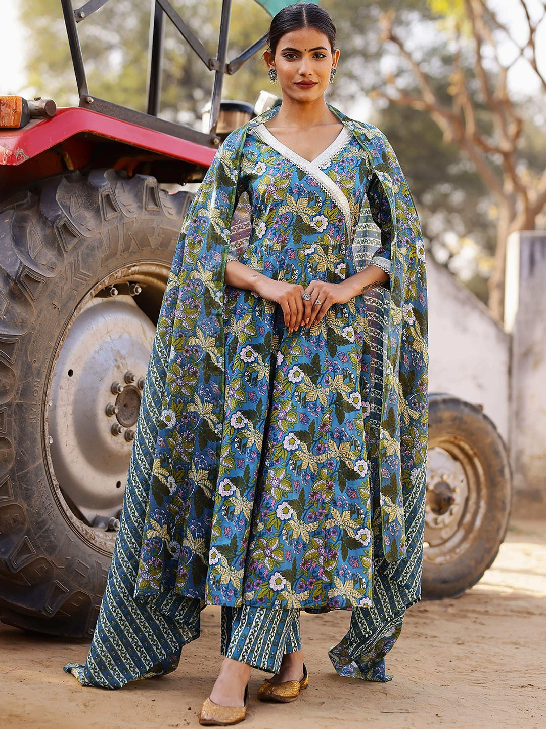 Women Floral Printed Regular Gotta Patti Pure Cotton Kurta with Trousers & With Dupatta