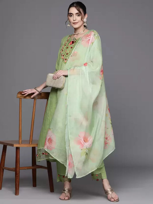 Floral Embroidered Regular Thread Work Pure Cotton Kurta With Trousers & Dupatta