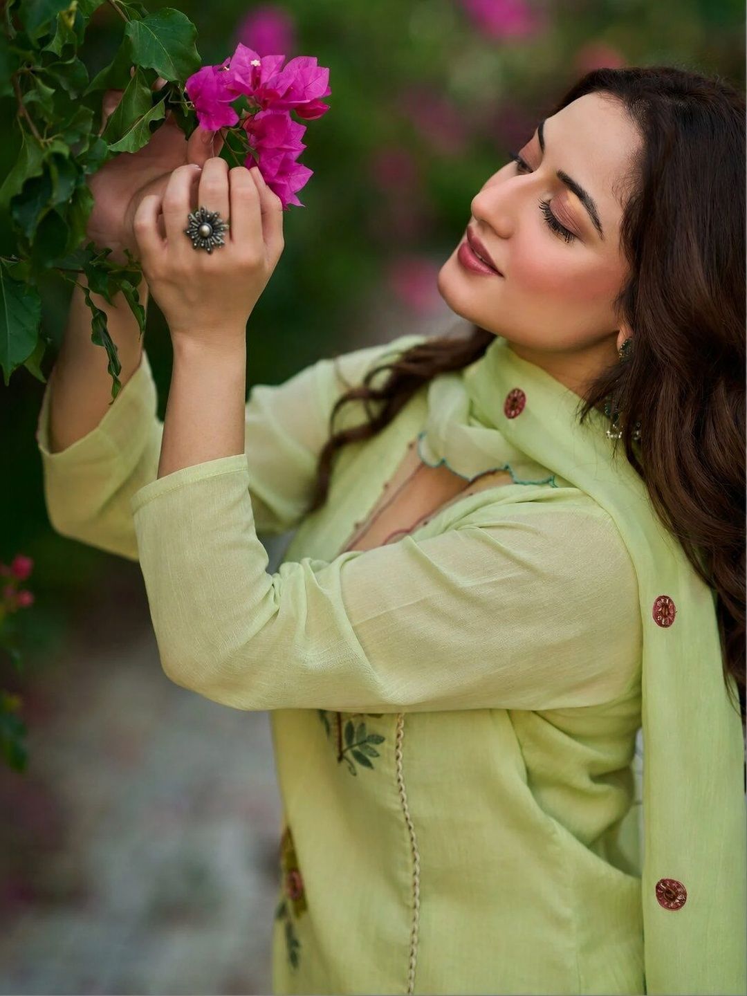 Women Floral Embroidered Regular Thread Work Raw Silk Kurta with Palazzos & With Dupatta