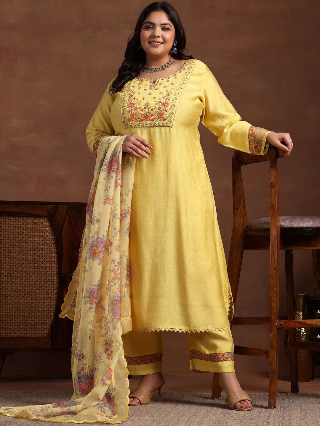 Plus Size Ethnic Motifs Thread Work Kurta & Trousers & Dupatta