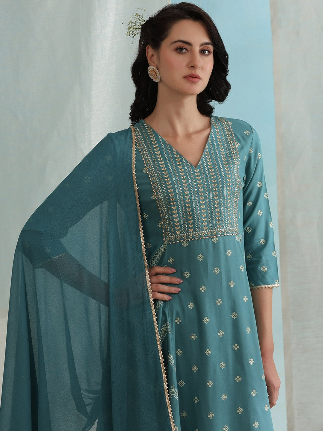 Ethnic Motifs Embroidered V-Neck Three-Quarter Sleeves Sequinned Kurta Set