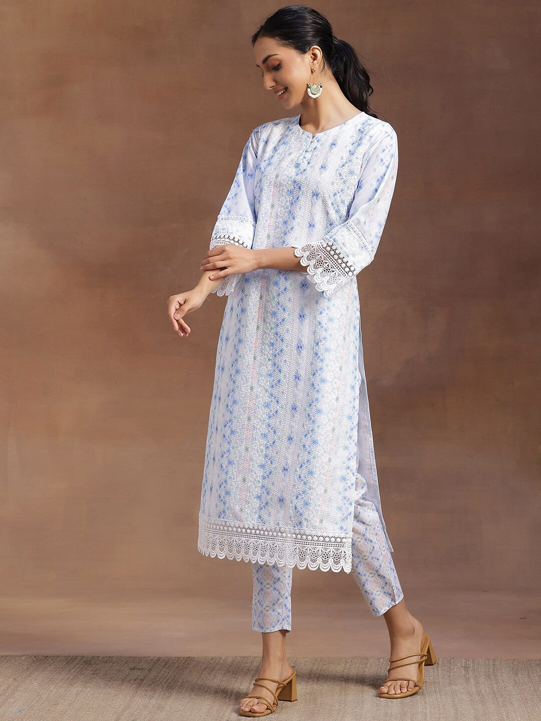 Floral Embroidered Regular Thread Work Kurta with Trousers & With Dupatta