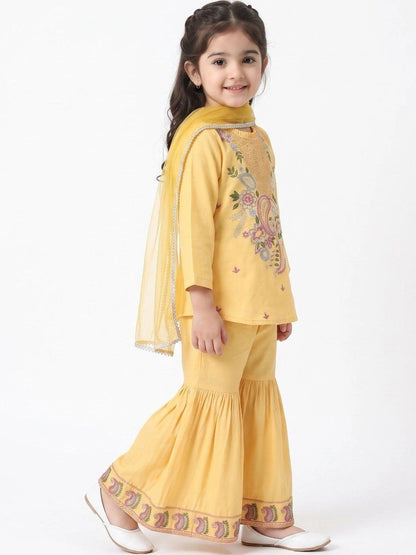 Girls Ethnic Motifs Embroidered Regular Thread Work Kurti with Sharara & With Dupatta
