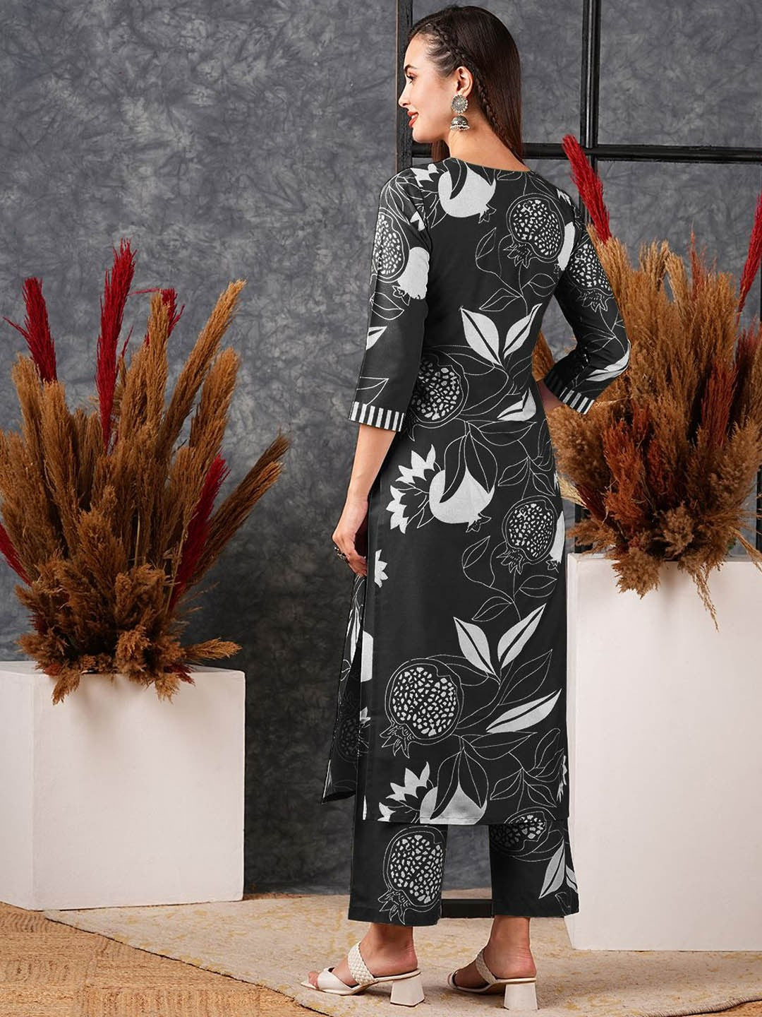 Women Floral Printed Regular Kurta with Trousers