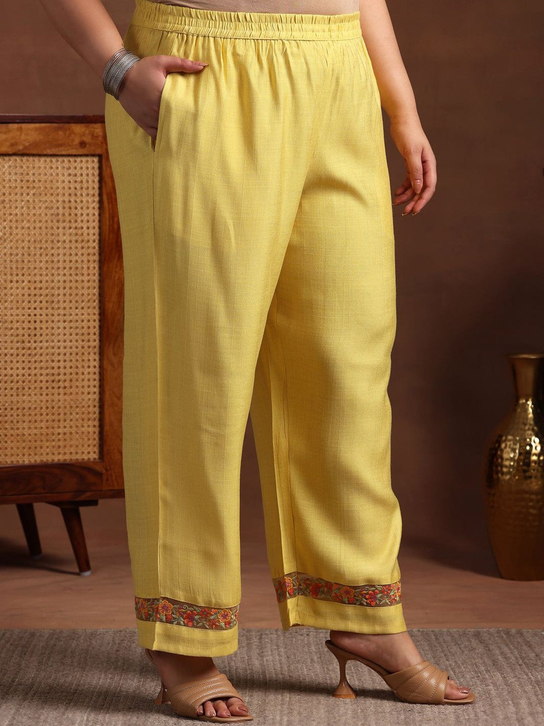 Plus Size Ethnic Motifs Thread Work Kurta & Trousers & Dupatta