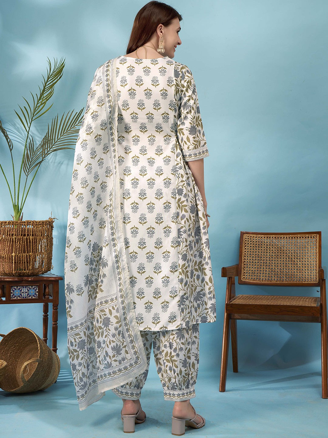 Women Floral Printed Regular Kurta with Trousers & With Dupatta