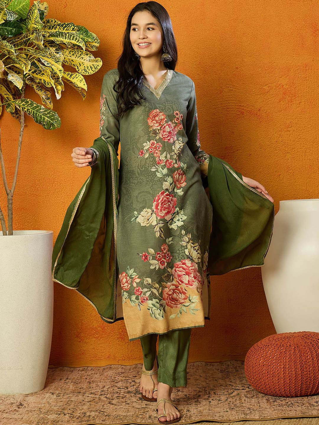 Women Floral Printed Regular Kurta with Trousers & With Dupatta