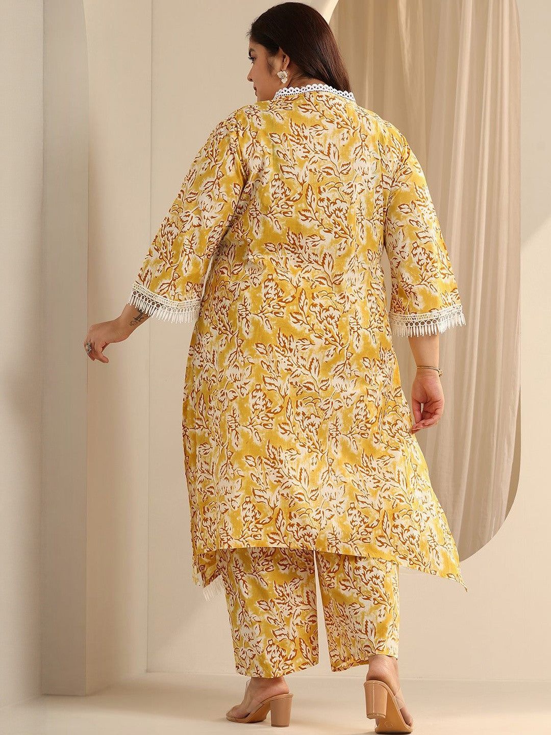 Women Plus Size Floral Printed Kurta with Trousers