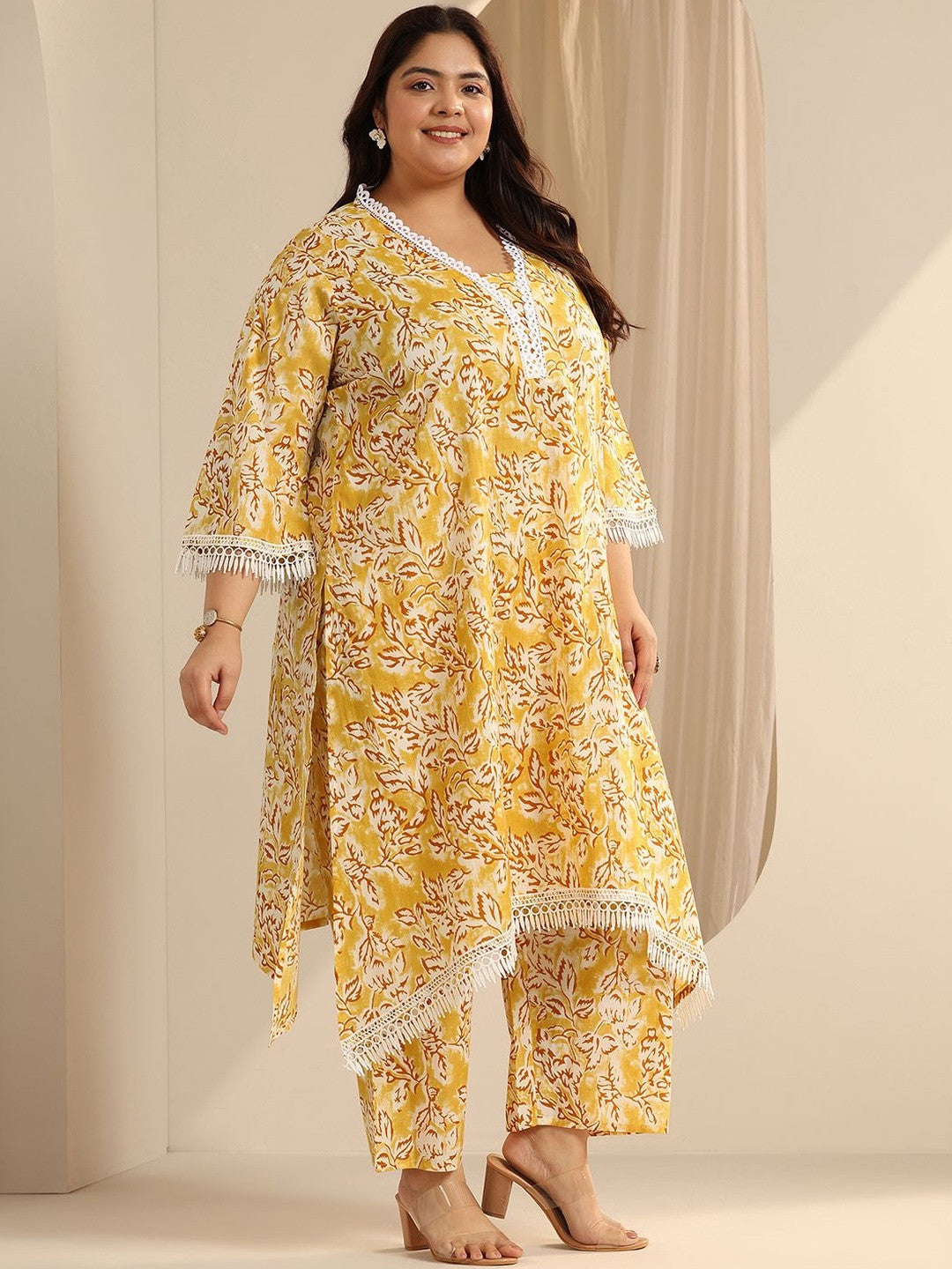 Women Plus Size Floral Printed Kurta with Trousers