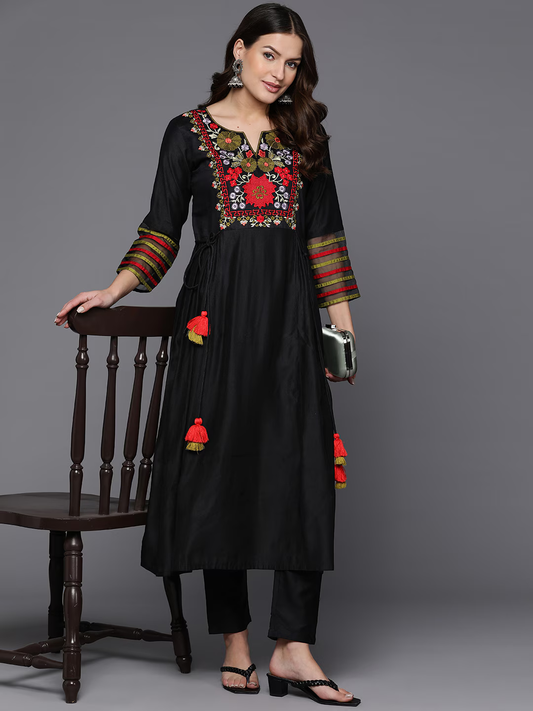 Women Floral Embroidered Regular Thread Work Liva Kurta with Trousers