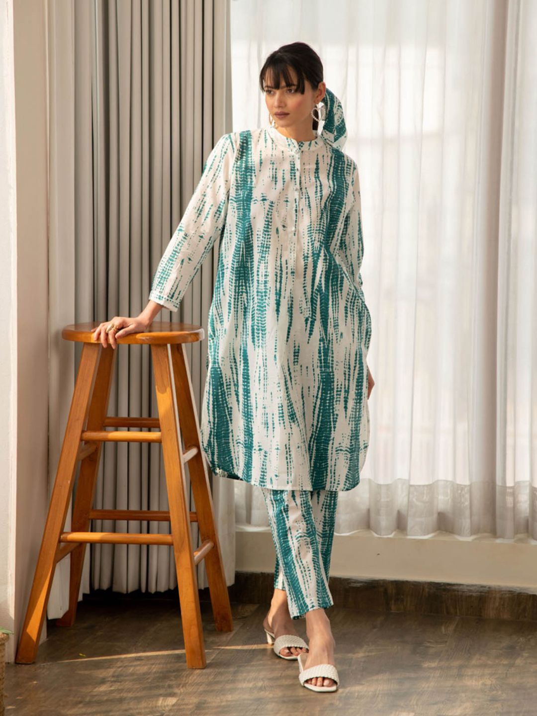 Shibori Dyed Mandarin Collar Straight Kurta With Trousers