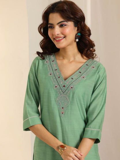 Floral Yoke Design V-Neck Straight Thread Work Kurta With Trousers & Dupatta