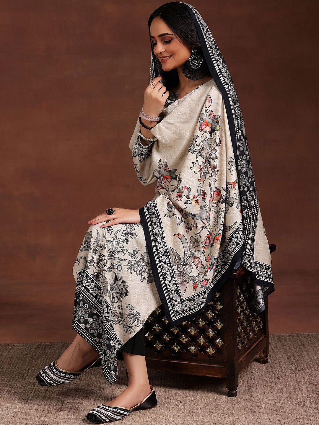 Women Floral Printed Regular Kurta with Trousers & With Dupatta