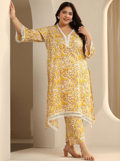 Women Plus Size Floral Printed Kurta with Trousers