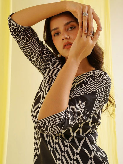Women Printed Regular Kurta with Trousers