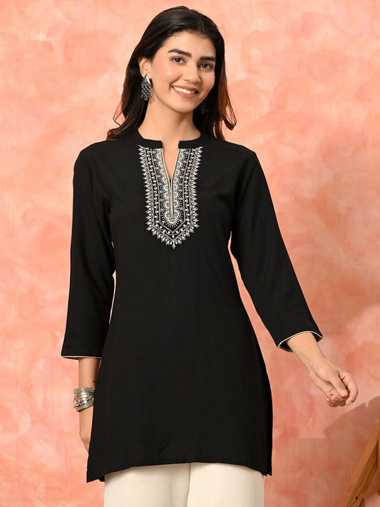 Women Embroidered Mandarin Collar Tunic