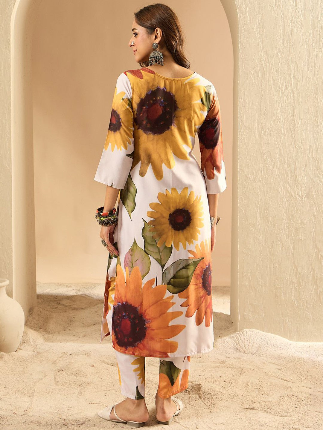 Women Floral Printed Regular Kurta with Trousers