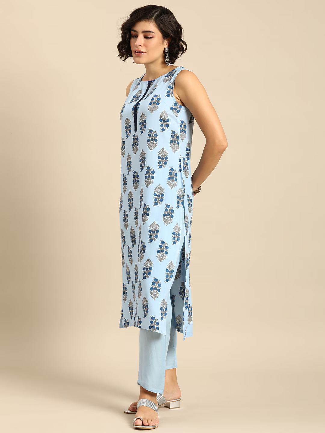 Women Floral Printed Regular Kurta With Trousers & Dupatta