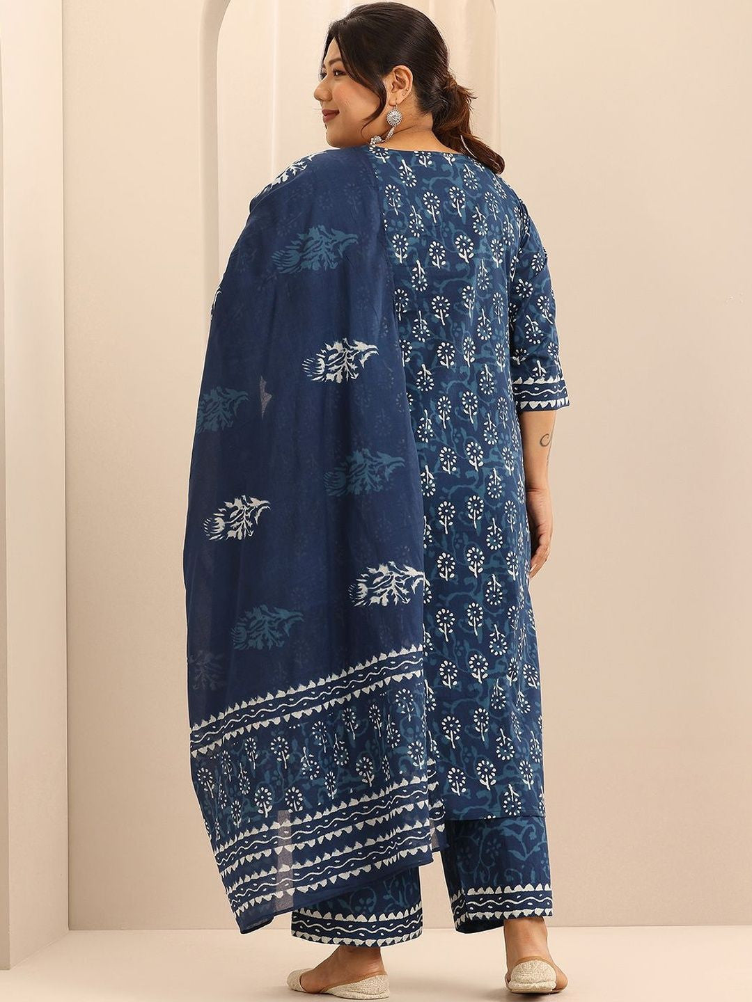 Extra Love By Libas Plus Size Women Ethnic Motifs Printed Kurta with Trousers & Dupatta