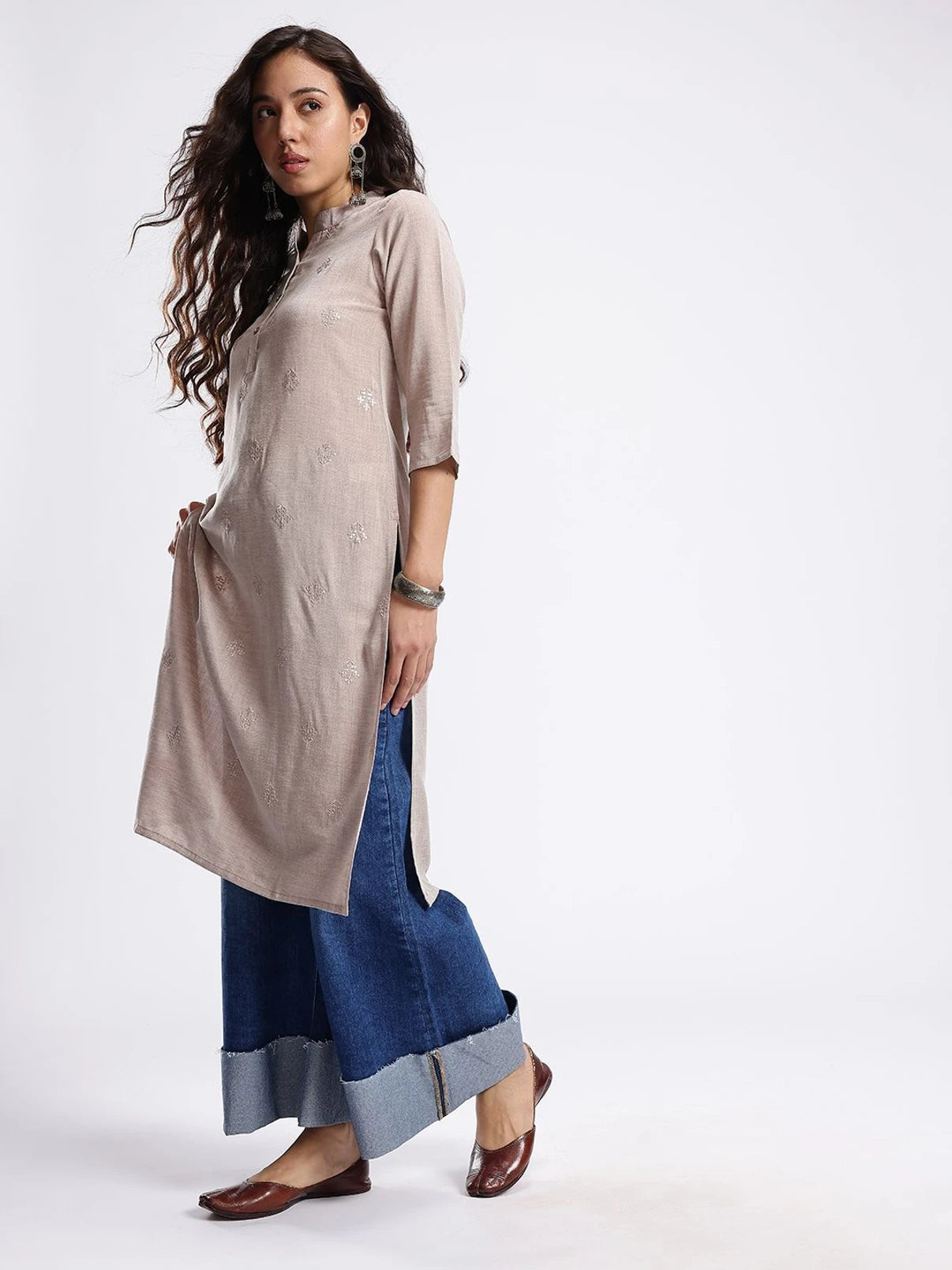 Women Embellished Viscose Rayon Straight Kurta