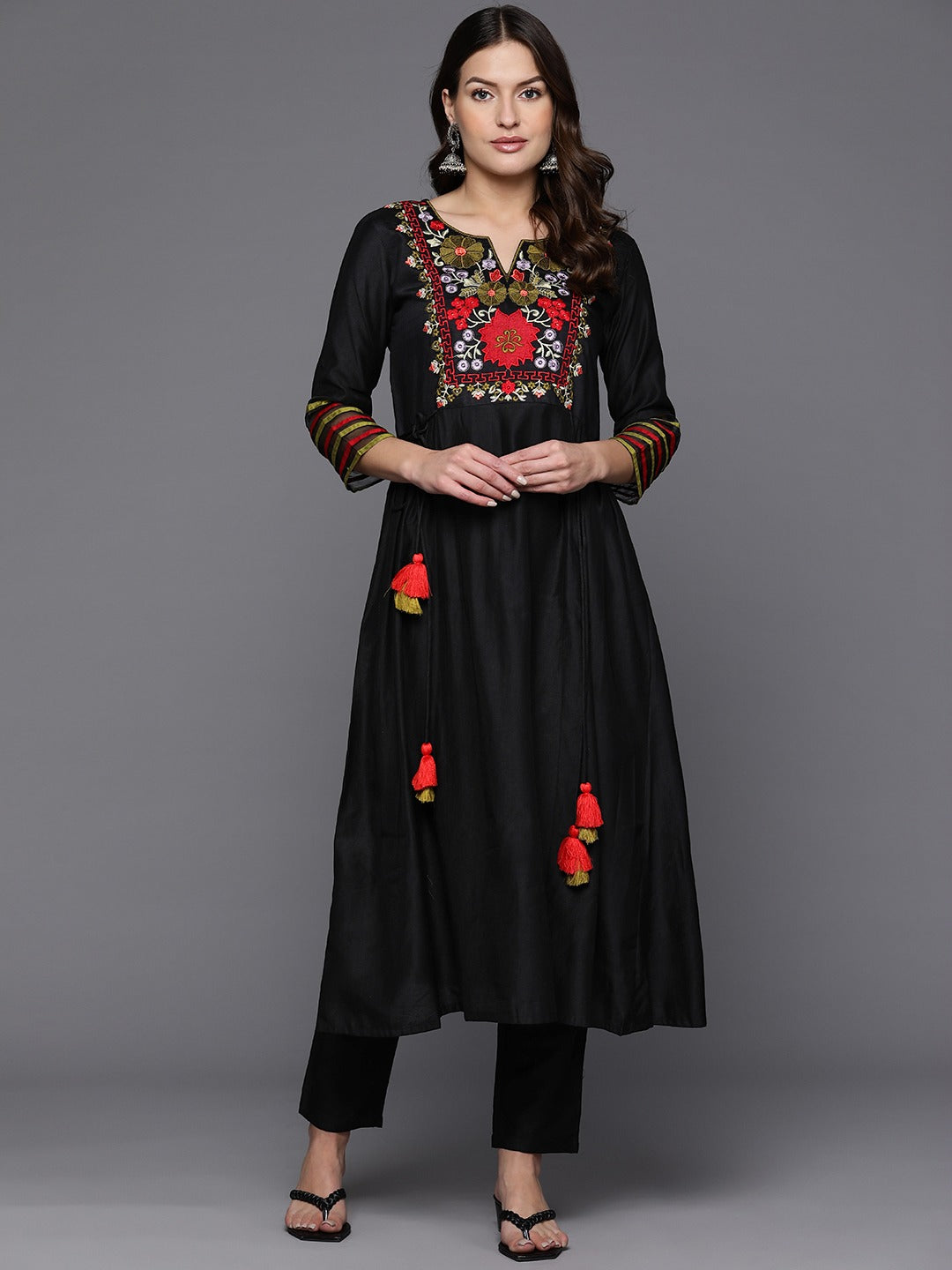 Women Floral Embroidered Regular Thread Work Liva Kurta with Trousers